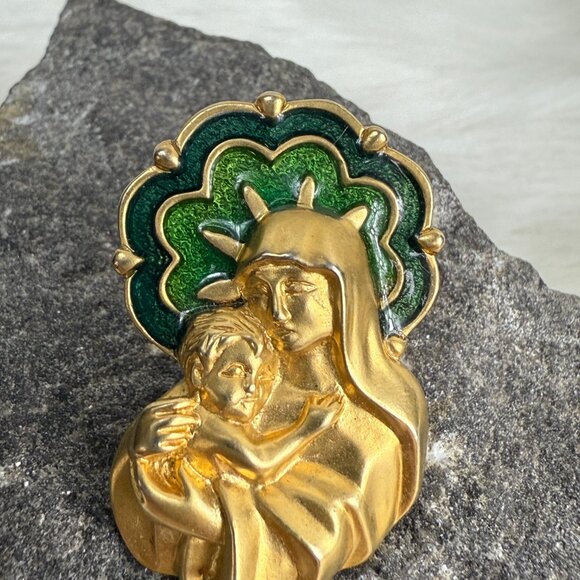 Vintage Avon Gold Tone & Green Enamel Mary w/ Jesus Lapel Pin - Picture 2 of 5